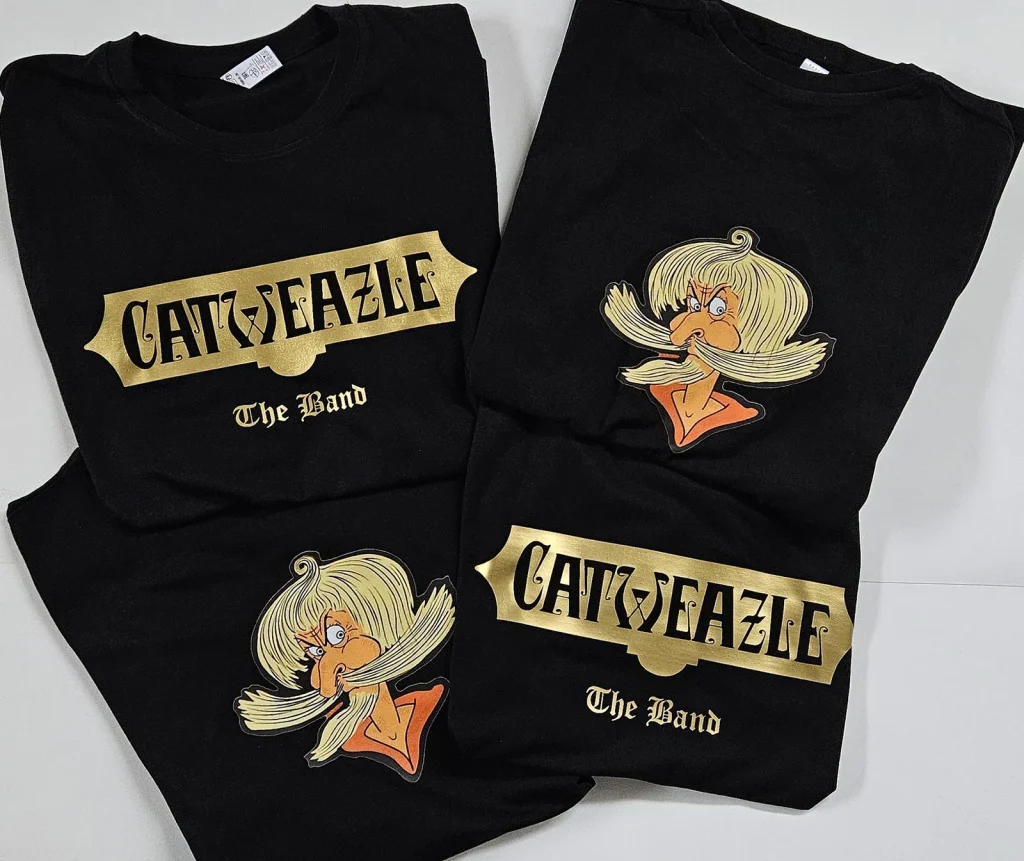 Zwarte T-shirts met het logo van de band Catweazle